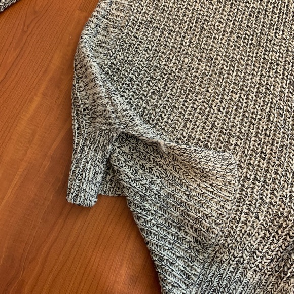 White and black sweater - Picture 5 of 5